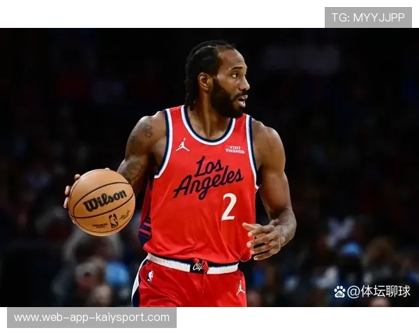 洛杉矶快船对阵洛杉矶湖人：科怀·伦纳德弧顶干拔，主场观众起立